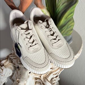 Sonoma Women’s Beige Textured platform Sneakers. NWT size 8